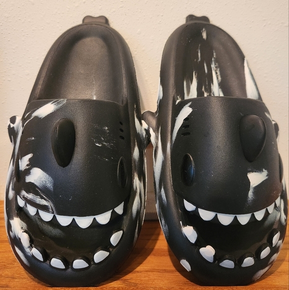 Shark Slides Sandals Size Men's 10-11 (44-45) EUC Black and White Graffiti - Picture 1 of 9